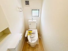 1階2階の2ヶ所にトイレがので、忙しい朝にも家族に気を使わず、ゆとりが生まれますね＾＾ 小窓付きで換気する時に便利です＾＾