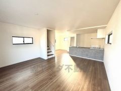 家族が集まる開放的なリビング。思い思いの時間を過ごしたり食事をしたり、素敵な団らんの場になりますね。