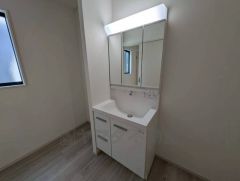 三面鏡にハンドシャワー付きで使いやすい洗面台です＾＾鏡裏と洗面ボウル下に収納付きの洗面台なので、整理整頓ができスッキリと使えます＾＾