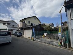 前面道路は6ｍと広々としているので、駐車も楽々できますね