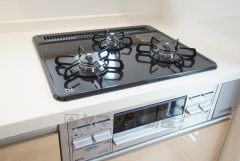 3種類の料理が同時に調理できる、3口ガスコンロ。忙しい夕食の支度時間が短縮できて効率よくお料理が楽しめます。
