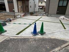 駐車スペースは3台分を確保（車種による）。マイカー用に、お客さま用に、余裕を持ってご利用いただけます。