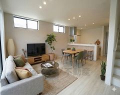 同仕様写真。現況と異なる場合は現況優先です。 家族が集まる開放的なリビング。思い思いの時間を過ごしたり食事をしたり、素敵な団らんの場になりますね。（CGによるイメージとなります。）