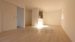 18.8畳のリビングダイニングに5.2畳の和室で合計24畳の広々空間に。 家具の配置も色んなパターンが考えられますね。