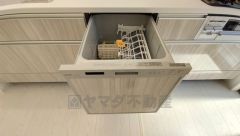 炊事時間を大幅に短縮できる食器洗浄乾燥機付き＾＾食器を洗う手間が減るので家族とのコミュニケーションの時間や自分の時間が増えますね。
