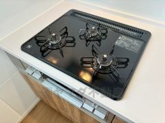 3種類の料理が同時に調理できる、3口ガスコンロ。忙しい夕食の支度時間が短縮できて効率よくお料理が楽しめます。