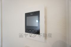 防犯性もばっちり、TVモニター付きインターホン完備。大きなモニターで玄関先を確認できます。録画機能が付いているので不在時の訪問者も確認できて安心です＾＾