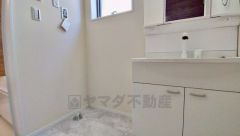 洗面台、洗濯機置き場、バスルームが連なっている、生活導線の考えられた作りになっています。