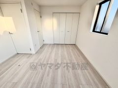 2面採光を確保した爽やかな風を感じて起きる朝は、快適生活の始まりに。 壁一面にクローゼットが設けられているので、すっきりと整理整頓でき気持ちよく過ごせます＾＾