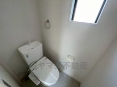 温水洗浄機付トイレです。節水機能もあるので、安心して使えますね。もちろん、1階2階の2ヶ所にトイレがあるので、忙しい朝にもゆとりができますね。