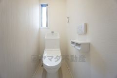 1階2階の2ヶ所にトイレがありますので、忙しい朝にも家族に気を使わず、ゆとりが生まれますね＾＾ 小窓付きで換気する時に便利です＾＾