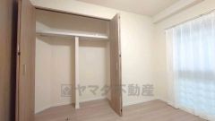 収納量たっぷりのクローゼット付です。ハンガーパイプ付で散らかりがちな洋服類もきれいに整理できます。使用頻度が少ないものは枕棚の上に、足元には3段ボックスを置いて、フル活用できるクローゼットです＾＾