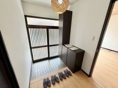 玄関扉から光の差し込む明るい玄関です。 たっぷり収納できるシューズボックス付きなので、家族全員の靴がきれいに整頓できます。