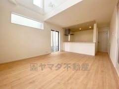 おしゃれなキッチンを中心とした開放的なリビング。お友達や親せきをお招きするのも楽しみです＾＾