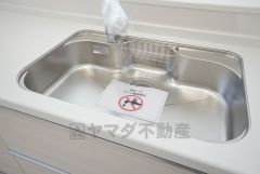 大きなお鍋も楽々洗える幅の広いシンクです＾＾ステンレスシンクなので簡単にお掃除できますよ。洗剤やスポンジもすっきりできる収納付き。