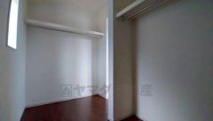 木目調のシンプルデザインで落ち着きと安らぎの空間に仕上げています。各部屋に収納が完備されているので、お荷物が多くなっても安心の設計です。