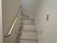 小さなお子様やご高齢の方にも配慮された手摺り付き階段です。