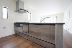 対面式キッチンなのでリビングにいるご家族とコミュニケーションを取りながら洗い物や、お料理が楽しめそうですね＾＾