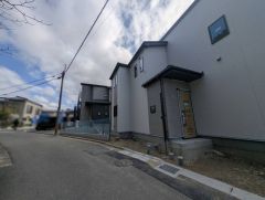 東側約4.5m公道（法42条1項1号道路）、北西側約3.6m公道（法43条2項2号道路）、北東側約3.9m公道（法43条2項2号道路）