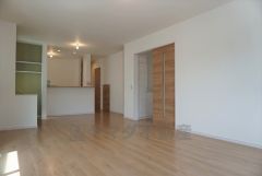 同仕様写真。現況と異なる場合は現況を優先します。おしゃれなキッチンを中心とした開放的なリビング。お友達や親せきをお招きするのも楽しみです＾＾