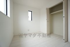 暖かい日差しが差し込む洋室。たっぷり収納できるクローゼット付きでお部屋の中をすっきりと快適に保てます。
