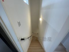 小さなお子様やご高齢の方でも安心できる、手すり付き階段。段差も低めで設定されており、安全性にも優れています。
