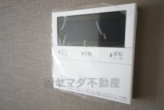 キッチン横からお湯張り、追い炊き、足し湯がボタン一つで楽々操作できる給湯機リモコンです。忙しい夕飯準備の時間帯に重宝しますね。