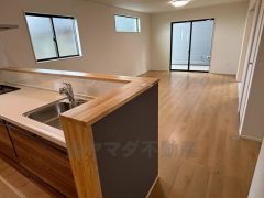大きな窓のあるリビングは陽光あふれる明るい空間です。居心地良く、ご家族皆がゆったり寛げる憩いの空間となりそうです。