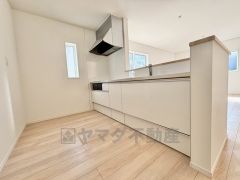 収納も、作業スペースも広々と設けられた使いやすいシステムキッチンです＾＾カウンターキッチンなので、ご家族と会話をしながら楽しくお料理ができます＾＾