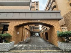 重厚感のあるタイル張りのマンションエントランス