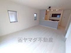 家族が集まる開放的なリビング。思い思いの時間を過ごしたり食事をしたり、素敵な団らんの場になりますね。