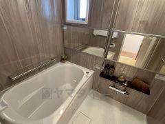 窓付きなので換気・雨の日のお洗濯にも嬉しい浴室乾燥付き＾＾お風呂のカビ予防にもなり、明るく清潔にたもてるバスルームです＾＾