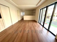 玄関へも2階へも、必ずリビングを通る動線になっているので、顔を合わせる機会が増え家族団らんの間取りに＾＾