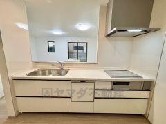 収納も、作業スペースも広々と設けられた使いやすいシステムキッチンです＾＾カウンターキッチンなので、ご家族と会話をしながら楽しくお料理ができます＾＾