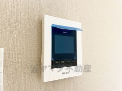 防犯性もばっちり、TVモニター付きインターホン完備。大きなモニターで玄関先を確認できます。録画機能が付いているので不在時の訪問者も確認できて安心です＾＾
