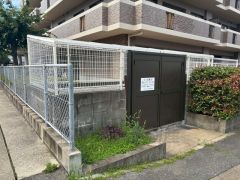 共用部。ゴミ置き場は敷地内にあるのでゴミ出しも楽ですね。扉が付いているので、飛んでいったり、動物に荒らされる心配がないですね。