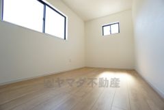 5.3帖の洋室です。家具を選ばないナチュラルなフローリングとシンプルなクロスです＾＾