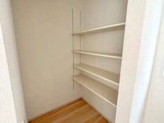 食品や日用品のストックに便利なパントリー付き　 まとめ買いした食材もすっきり収納でき、キッチンまわりをきれいに保てます＾＾