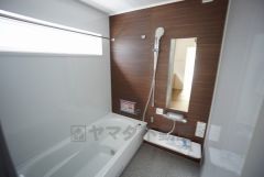 1日の疲れを癒すくつろぎのバスルーム。足を伸ばしてもゆったりと入れるサイズです。お子様と一緒にお風呂に入っても狭くないですね＾＾