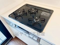 3種類の料理が同時に調理できる、3口ガスコンロ。忙しい夕食の支度時間が短縮できて効率よくお料理が楽しめます。