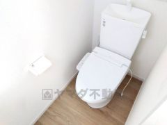 ウォシュレット付きトイレです。1階2階の2ヶ所にトイレがあるので、忙しい朝にもゆとりができますね＾＾