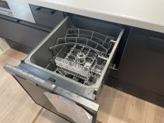 食後の時間にゆとりを与えてくれる食器洗い乾燥機。操作ボタンも上面にあるので、腰をかがめずに操作が楽々。