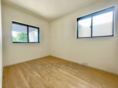 2面採光を確保した爽やかな風を感じて起きる朝は、快適生活の始まりに。家具を選ばないナチュラルなフローリングとシンプルなクロスです＾＾