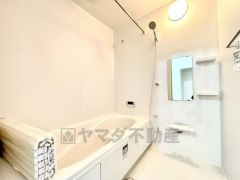 1日の疲れを癒すくつろぎのバスルーム。足を伸ばしてもゆったりと入れるサイズです。お子様と一緒にお風呂に入っても狭くないですね＾＾