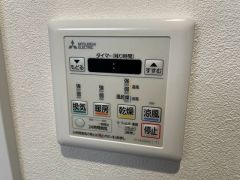 浴室暖房乾燥機付き。天候に左右されず、いつでも好きなときに洗濯物を干せるので、仕事や家事で忙しい方に重宝します。