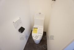 ウォシュレット付トイレです。1階2階の2ヶ所にトイレがあるので、忙しい朝にもゆとりができますね。温水洗浄便座リモコン付き。