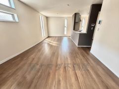 おしゃれなキッチンを中心とした開放的なリビング。お友達や親せきをお招きするのも楽しみです＾＾