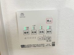 浴室暖房乾燥機には、暖房、乾燥、涼風、換気の4つの機能が付いています。タイマー付きです。雨の日はもちろん、急ぎで洗濯する必要のあるお子様の体操服や、下着類などを乾かすのに便利です。