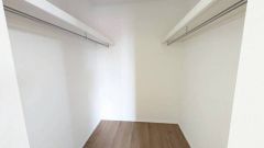 大容量のウォークインクローゼット。季節ごとのお洋服全てを収納できるので、手間のかかる衣替えも楽になりますね。