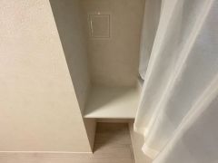 窓際に設けられた便利なカウンタースペース